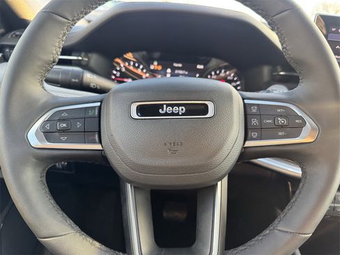 Used 2025 Jeep Compass Limited image 8