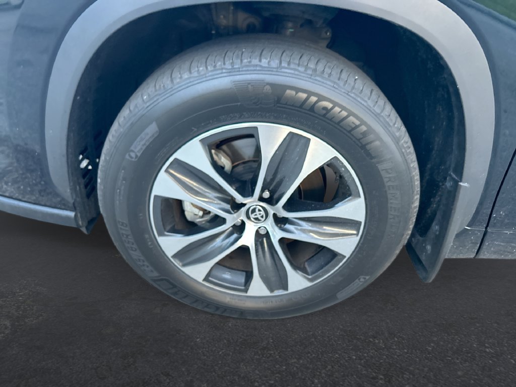 Certified 2025 Toyota Highlander XLE FWD image 10