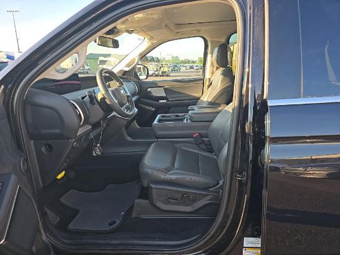Used 2025 Ford Expedition Active AWD/4WD image 8