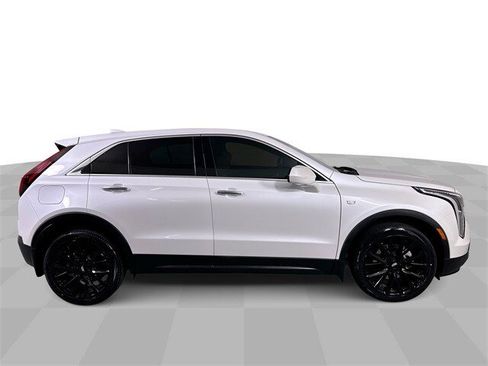 Used 2022 Cadillac XT4 Luxury w/ LPO, ONYX Package image 9