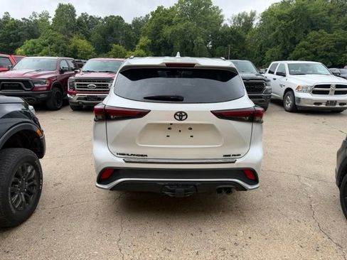 Used 2024 Toyota Highlander XSE AWD/4WD image 5