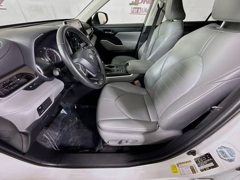 Used 2022 Toyota Highlander XLE AWD/4WD image 25