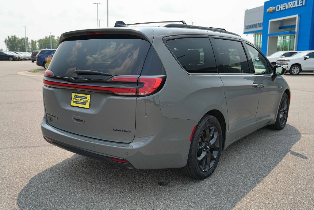 Used 2025 Chrysler Pacifica Limited FWD image 7