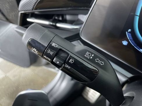Used 2023 Kia Niro SX Touring FWD image 30