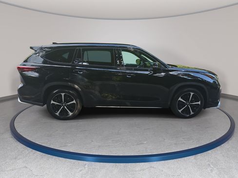 Used 2021 Toyota Highlander XSE FWD image 4