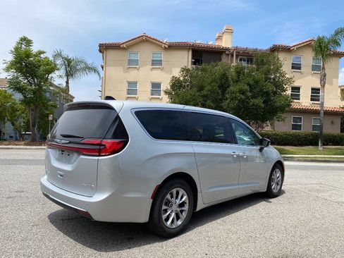 Used 2026 Chrysler Pacifica Limited FWD image 3