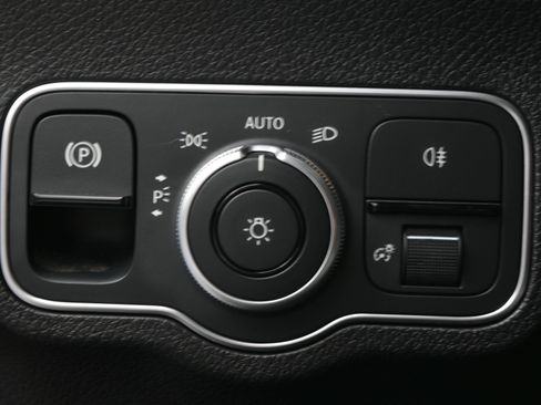 Used 2023 Mercedes-Benz GLB 250 image 23