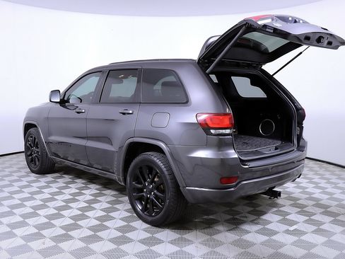 Used 2017 Jeep Grand Cherokee Altitude RWD image 10