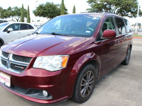 Used 2017 Dodge Grand Caravan SXT FWD image 3