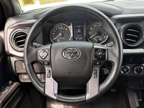 Used 2022 Toyota Tacoma TRD Off-Road AWD/4WD image 18