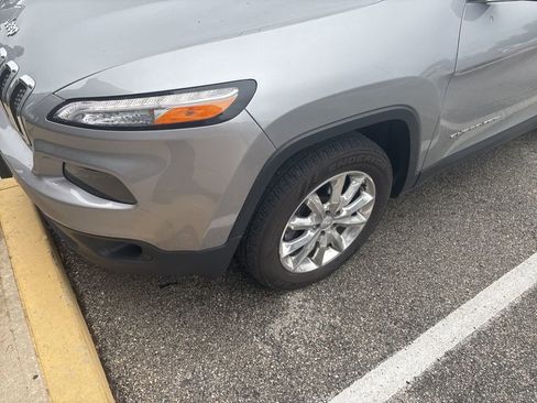 Used 2017 Jeep Cherokee Limited AWD/4WD image 3