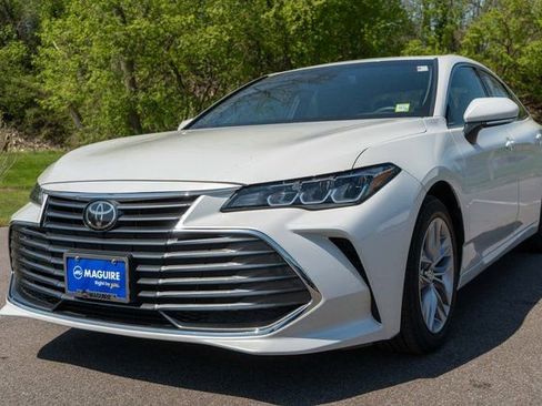 Used 2022 Toyota Avalon XLE w/ Moonroof Package FWD image 2