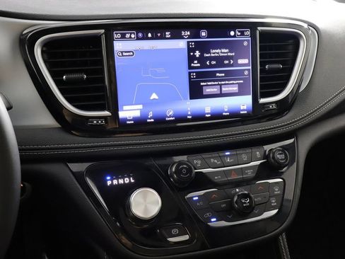 Used 2025 Chrysler Pacifica Limited FWD image 23