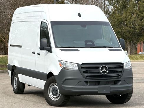 Used 2025 Mercedes-Benz Sprinter 2500 image 7
