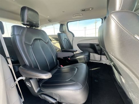 Used 2019 Chrysler Pacifica Touring-L image 21