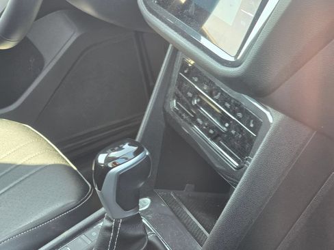 Used 2023 Volkswagen Tiguan SE w/ Panoramic Sunroof Package FWD image 13