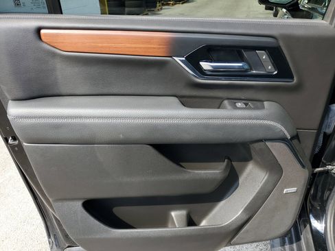 Used 2025 GMC Yukon XL Denali RWD image 10