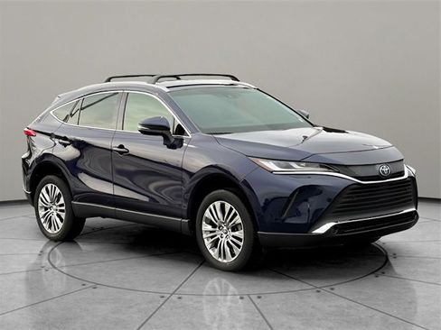 Used 2022 Toyota Venza XLE image 8