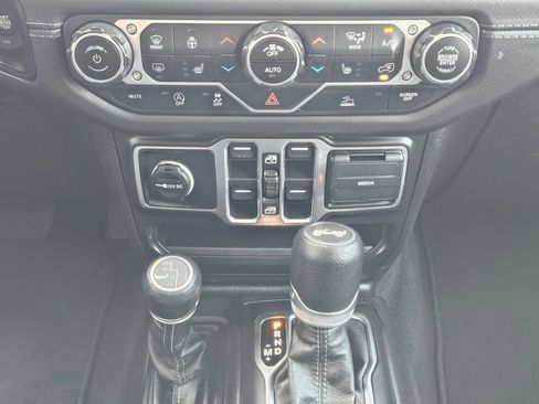 Used 2025 Jeep Wrangler Unlimited Sahara AWD/4WD image 14