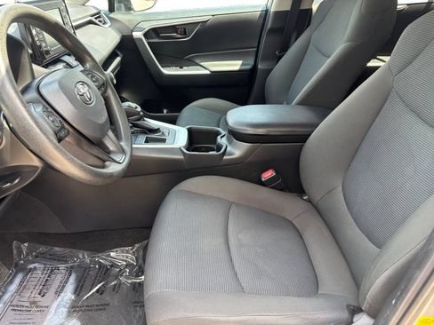 Used 2022 Toyota RAV4 LE FWD image 9