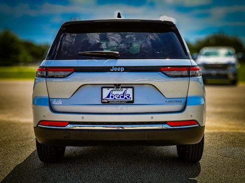 Used 2023 Jeep Grand Cherokee Laredo image 6