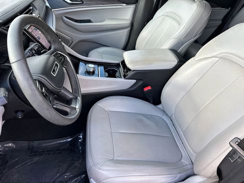 Used 2023 Jeep Grand Cherokee Overland image 9