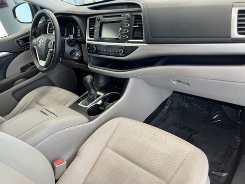 Used 2017 Toyota Highlander LE AWD/4WD image 13