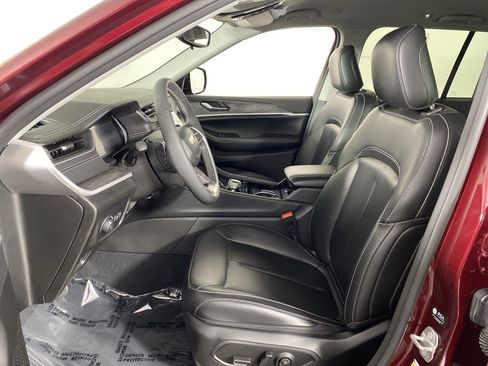 Used 2023 Jeep Grand Cherokee Limited AWD/4WD image 16