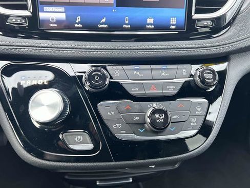 Used 2026 Chrysler Pacifica Select image 31