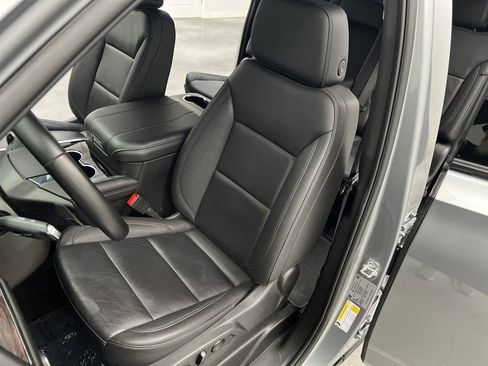 Used 2025 Chevrolet Suburban Z71 AWD/4WD image 9