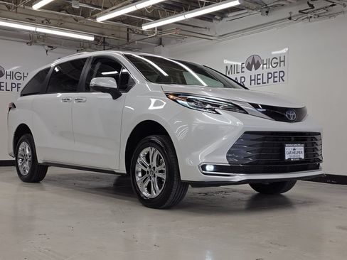 Used 2024 Toyota Sienna Platinum AWD/4WD image 5