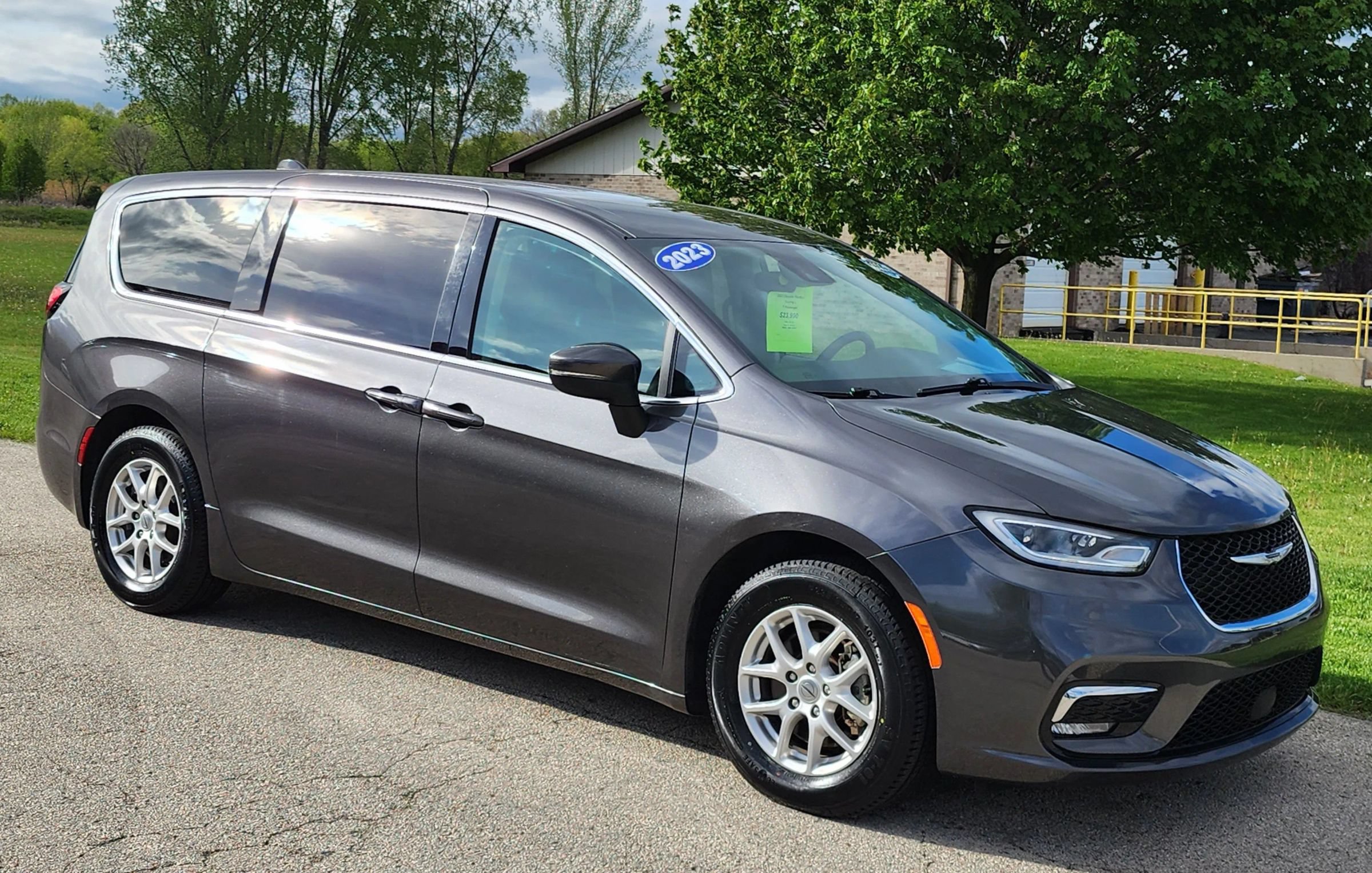 Used 2023 Chrysler Pacifica Touring-L FWD image 2
