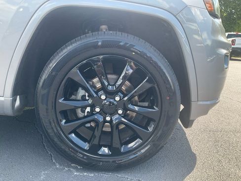 Used 2019 Jeep Grand Cherokee Altitude AWD/4WD image 10