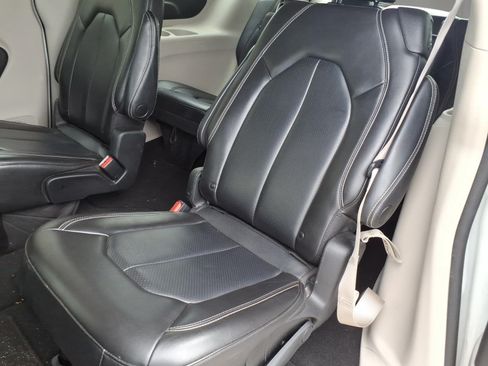 Used 2023 Chrysler Pacifica Touring-L FWD image 8