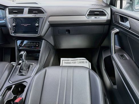 Used 2023 Volkswagen Tiguan SE w/ Panoramic Sunroof Package FWD image 18