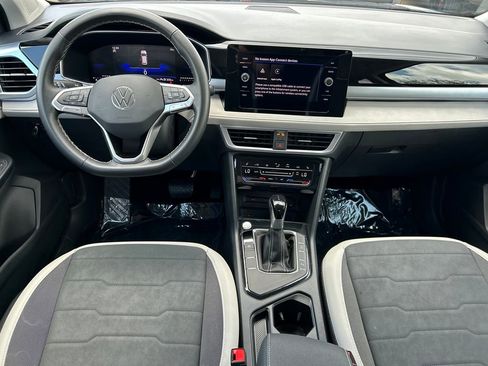 Used 2025 Volkswagen Taos SE FWD image 15