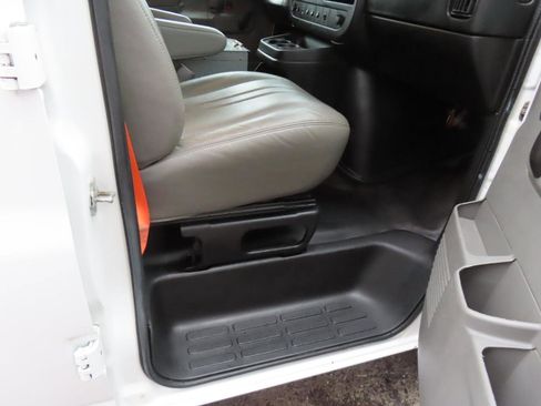 Used 2013 Chevrolet Express 2500 image 18