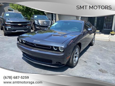 Used 2019 Dodge Challenger SXT image 1