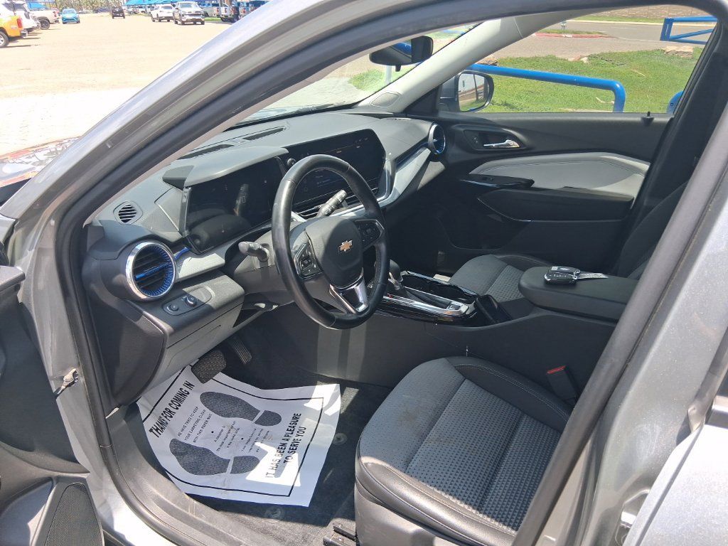 Used 2024 Chevrolet Trax LT w/ LT Convenience Package FWD image 9