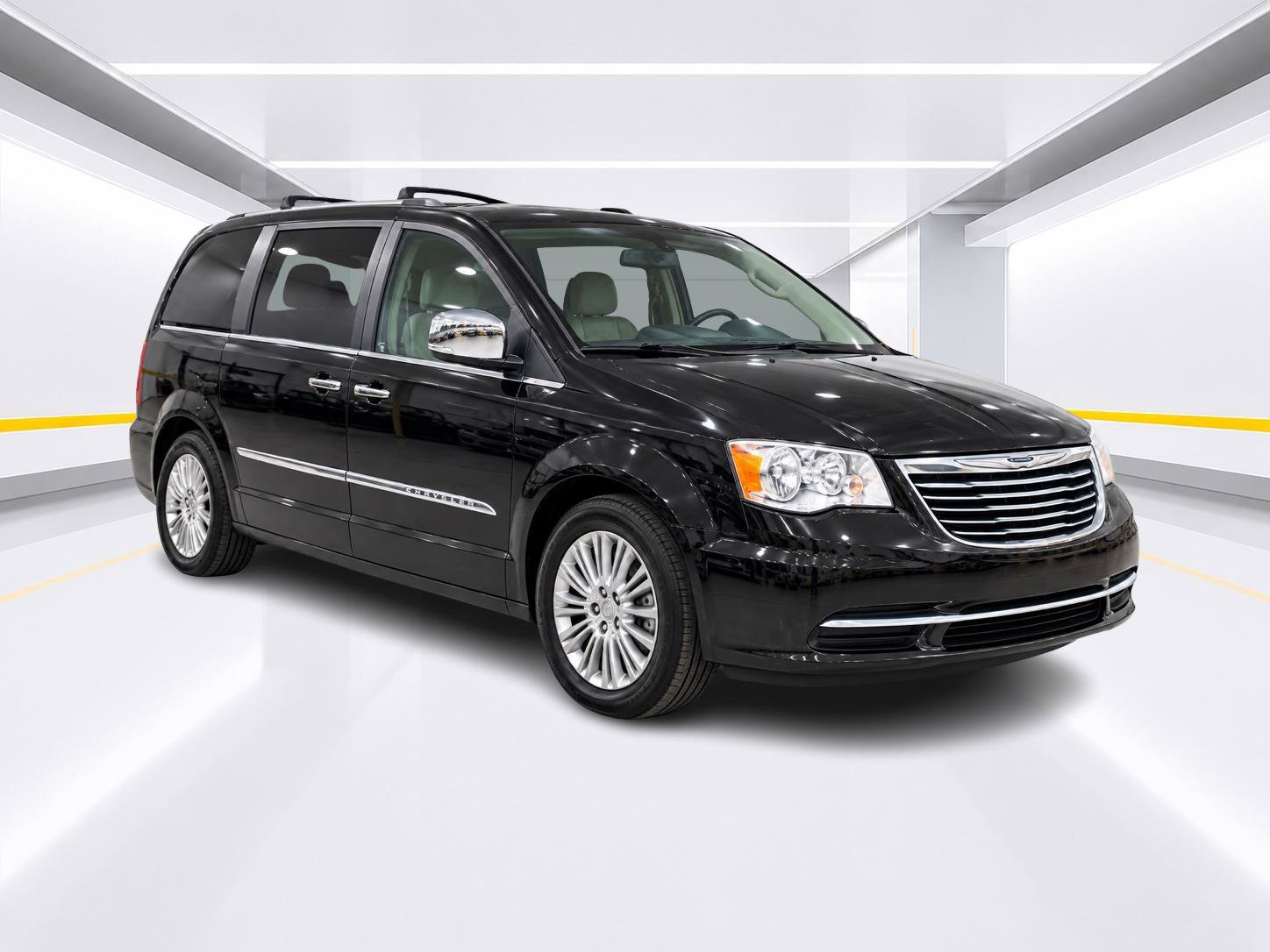Used 2016 Chrysler Town & Country Touring-L FWD image 7