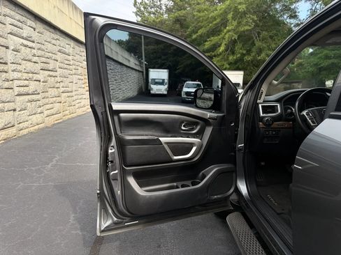 Used 2017 Nissan Titan SL RWD image 11