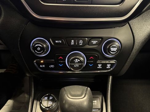 Used 2019 Jeep Cherokee Trailhawk w/ Cold Weather Group image 25