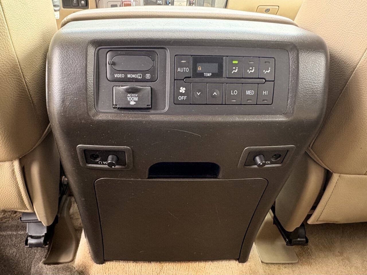 Used 2011 Toyota Sequoia Platinum AWD/4WD image 32