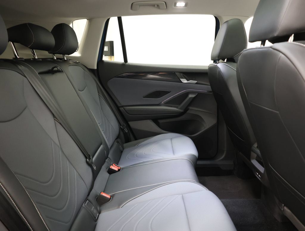 Used 2025 Volkswagen Tiguan SE AWD/4WD image 24