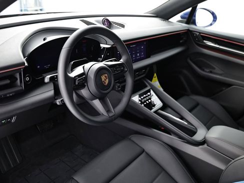 New 2026 Porsche Macan 4 Electric AWD/4WD image 4