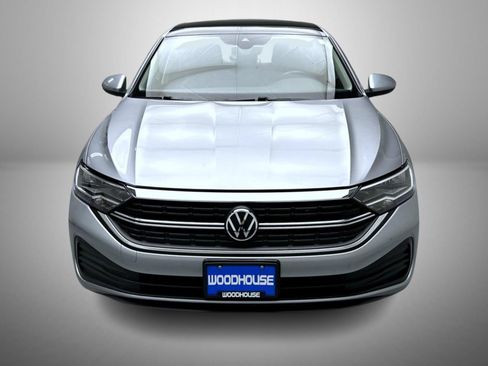 Used 2024 Volkswagen Jetta SE FWD image 2