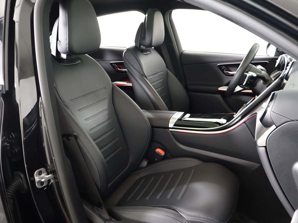 Used 2025 Mercedes-Benz GLC 300 4MATIC image 32