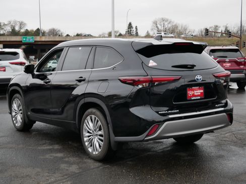 Used 2024 Toyota Highlander Platinum image 5