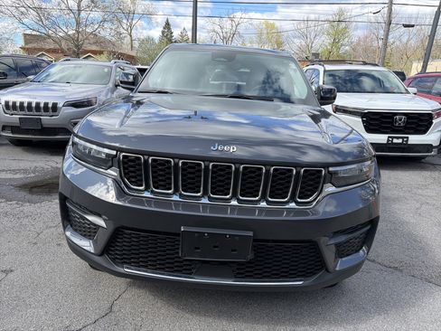 Used 2023 Jeep Grand Cherokee Laredo AWD/4WD image 3