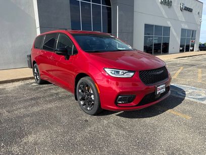 New 2026 Chrysler Pacifica Select w/ S Appearance Package